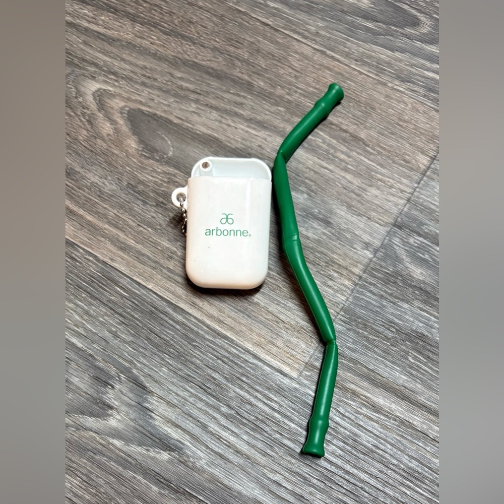Arbonne White Environmentally-Friendly Reusable Straw with Case - Picture 4 of 4